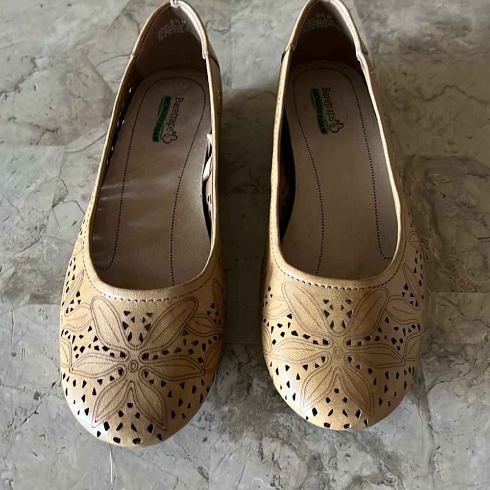 Womens flats Baretraps brand. Slight heel  MARIAH